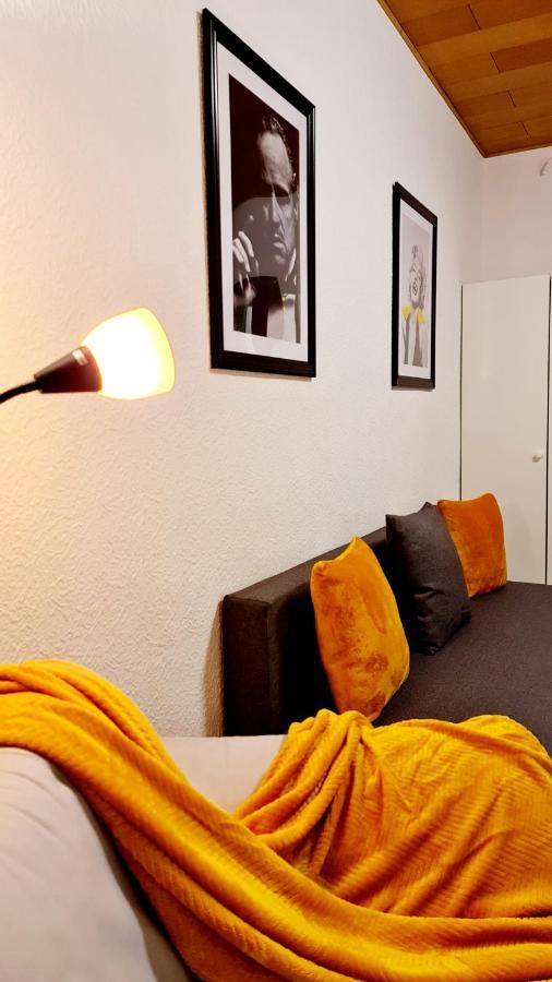 Elena Flat Sonnenblumen Zentrum * Duisburg